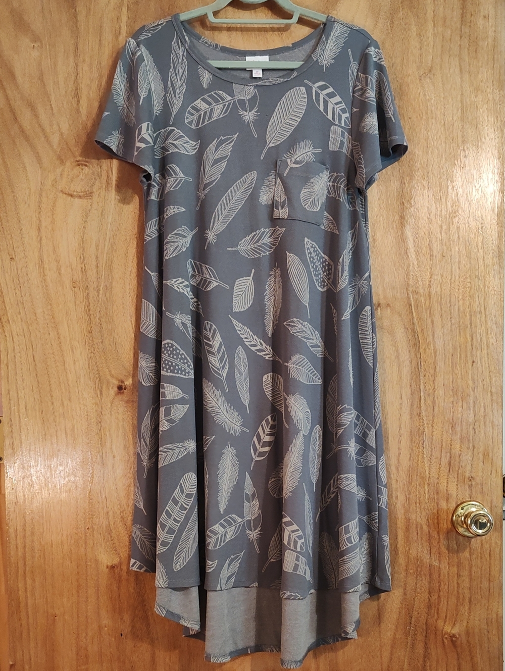 🪶 LuLaRoe Carly Boho Swing Dress Gray Cream Feather Print High-Low Hem Summer M